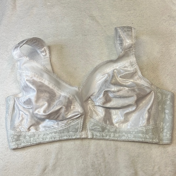 Playtex Style 4693 White Wirefree Bra in Size 42C. Wide Straps. EUC. - Picture 1 of 4